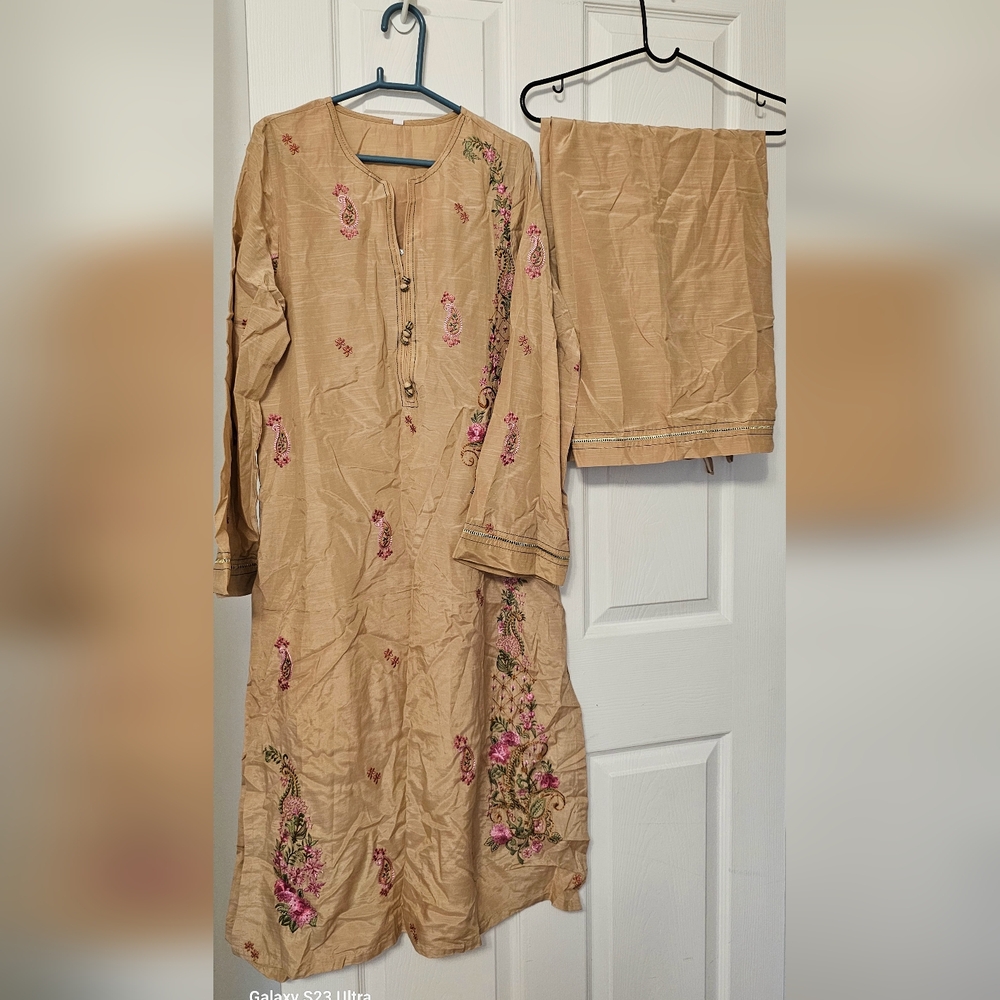 Pakistani dress 2 piece set.